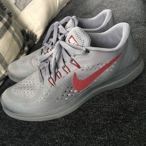 Grey and maroon Nike flex run sneakers